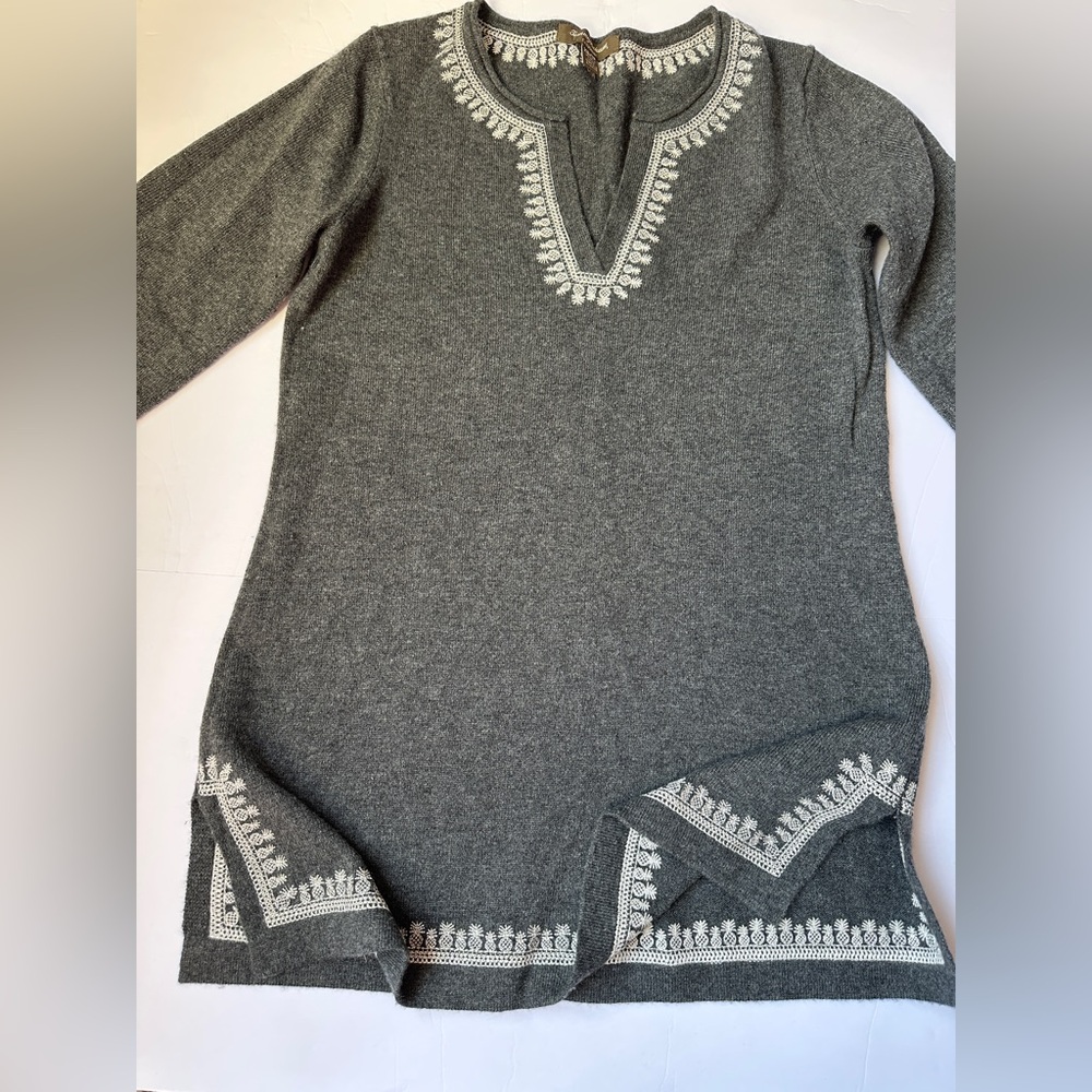 Tommy Bahama Cashmere Sweater Women’s Sz XS | Charcoal V-Neck White Embroidery